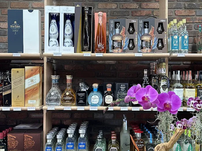 LaGuardia Liquors 1