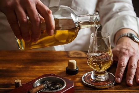 How to Taste and Evaluate Whiskey Like a Pro: A Detailed Guide to Master Whiskey Tasting